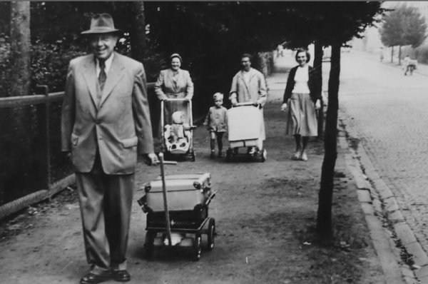 Das Bild des „Kleinen Lemgoers“ der glücklichen Familie Rossmann am Tag nach dem Kauf im Jahre 1955. Vorne im Bild ist Bernd Rossmann‘s Großvater Ernst Pokrandt zu sehen, der einen Koffer zum Bahnhof zieht. Dahinter von links Oma Käthi Pokrandt mit Bruder Detlef Rossmann in der Karre, Bernd Rossmann als junger Steppke an der Hand von Mutter Ursel Rossmann, begleitet von Tante Irmgard Pokrandt.