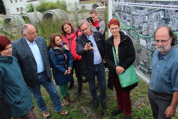 Die Bega ist Thema: An der Mühle Lindner diskutieren (von links) Landestagsabgeordnete Wibke Brems, Werner Loke (Grünen-Fraktionschef im Kreistag), Friederike Menz (Kreisvorsitzende der Grünen), Inga Loke (Kreisvorstand der Grünen), Jürgen Hennigs (Leiter des Lemgoer Straßen- und Entwässerungsbetriebes), Ute Koczy (Grüne) und Immo Henneberg (Stadt Lemgo). - © Till Brand