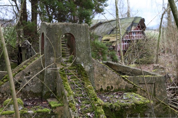 Nur noch ein Abklatsch: Die Natur hat sich den einstigen Vergnügungspark längst erobert. Dies sollte ein Modell des Mondtempels des Gottes Sin aus dem alten Orient sein, der heute von Moos überwachsen ist. - © Preuss