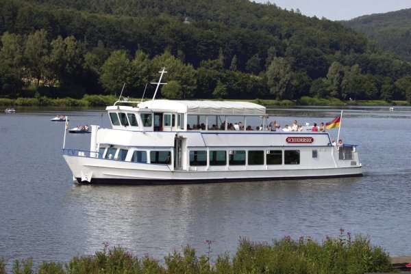 Schippert in ruhigem Gewässer: die „MS SchiederSee“. - © Foto: Privat