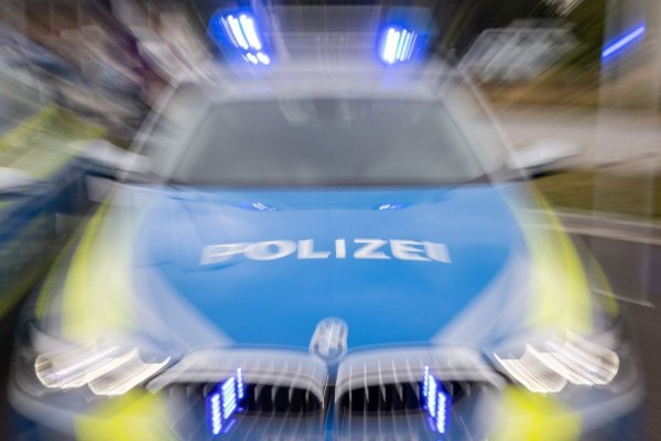 Ein Streifenwagen der Polizei mit eingeschaltetem Blaulicht. - © Daniel Karmann/dpa/Symbolbild
