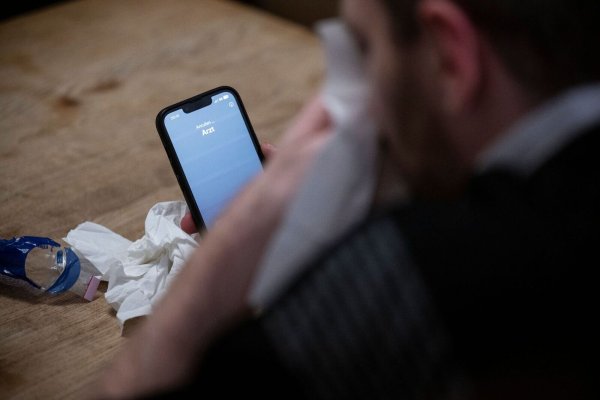 Patientinnen und Patienten sollen über die automatische Telefonassistenz Termine vereinbaren, absagen oder verschieben. - © Hannes P Albert/dpa
