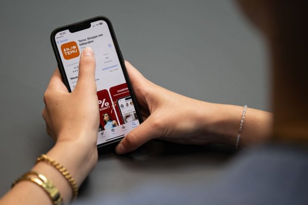 Immer mehr Menschen greifen auf Temu und Shein zurück. - © Hannes P Albert/dpa