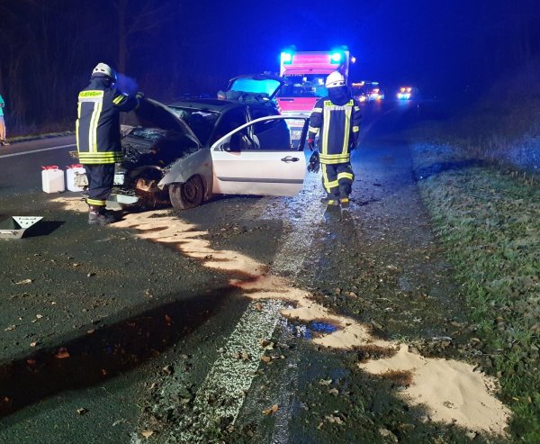 Unfall auf der Extertalstraße bei Alverdissen. - © Feuerwehr Barntrup