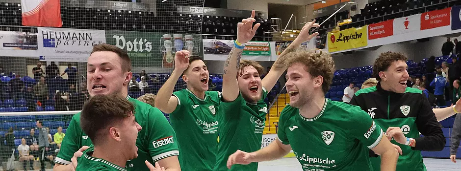 Bild zu LZ-Cup-Held Felix Spilker schl&auml;ft neben dem Pokal ein