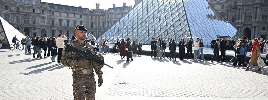 Nach Raubüberfall auf Louvre in Paris - Emma Da Silva/AP/dpa