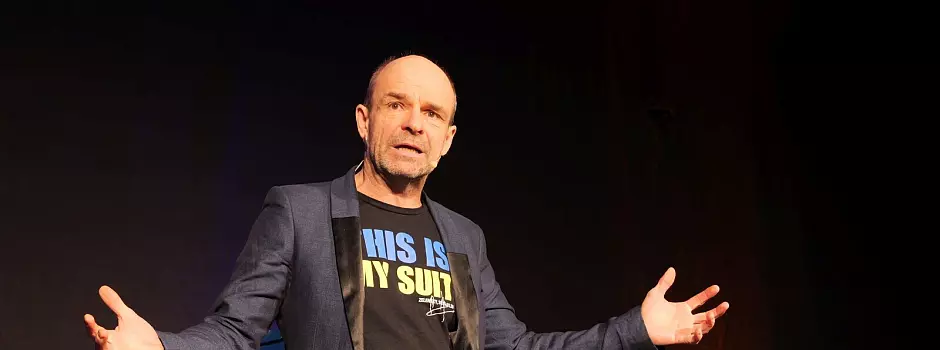 Bild zu Satirischer Jahresr&uuml;ckblick begeistert 300 G&auml;ste im Kreishaus in Detmold