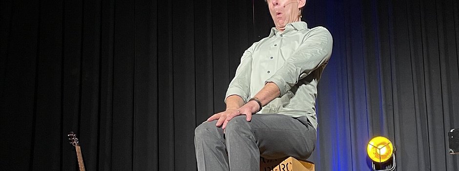 Bild zu „Lügde, zieht Euch aus!“ - so heizt Kabarettist Thomas Philipizen dem Publikum ein