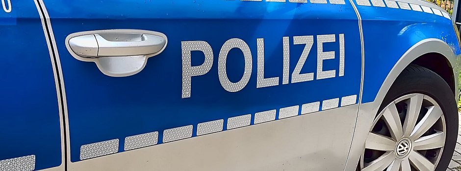 Bild zu Crash in Kalletal: Dacia rutscht Böschung hinab, Fahrer verletzt sich