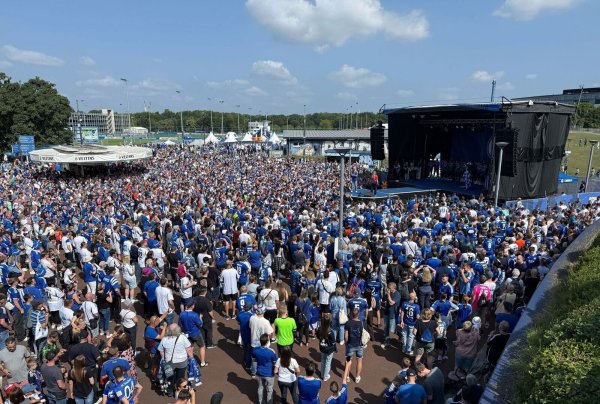 Gewaltiger Fan-Zuspruch am «Schalke-Tach» - © Carsten Lappe/dpa
