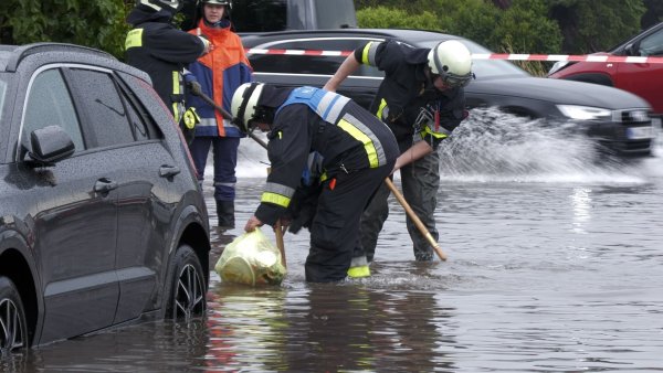 Die Feuerwehr in Nürnberg wurde zu einer Vielzahl von Einsätzen gerufen. - © Bernd März/extremwetter.tv/dpa