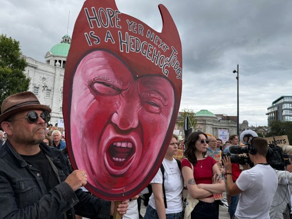 Zahlreiche Menschen protestieren gegen Donald Trump - © Jan Mies/dpa