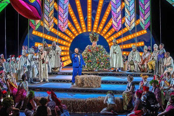 Michael Spyres gewinnt als Stolzing nicht nur seine Eva, sondern auch das Bayreuther Publikum. Über ihm - auf dem Handout-Bild abgeschnitten - fliegt eine bunte Kuh. - © Enrico Nawrath/Bayreuther Festspiele/dpa