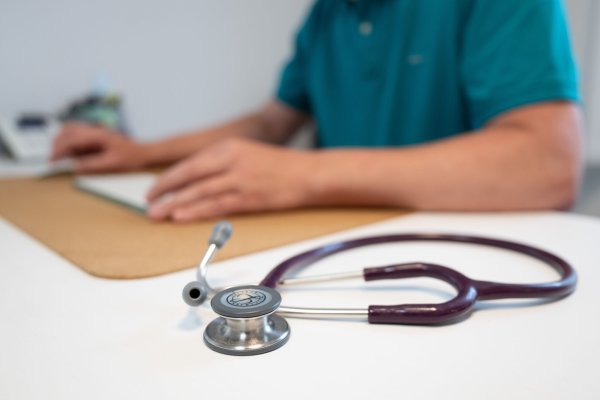 Eine Studie der Uni Würzburg zeigt, dass Ärzte, die in ihrer Arbeit Künstliche Intelligenz verwenden, von Patienten schlechter eingeschätzt werden. (Symbolbild) - © Sebastian Kahnert/dpa