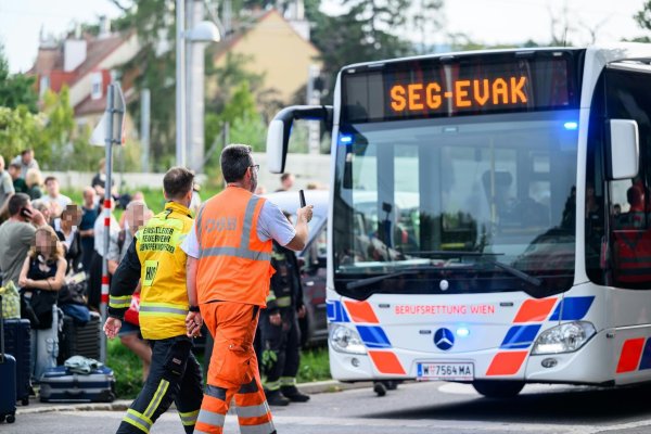 Rund 400 Fahrgäste sind in der Nähe von Wien nach einer technischen Panne aus einem ICE gerettet worden. - © Max Slovencik/APA/dpa