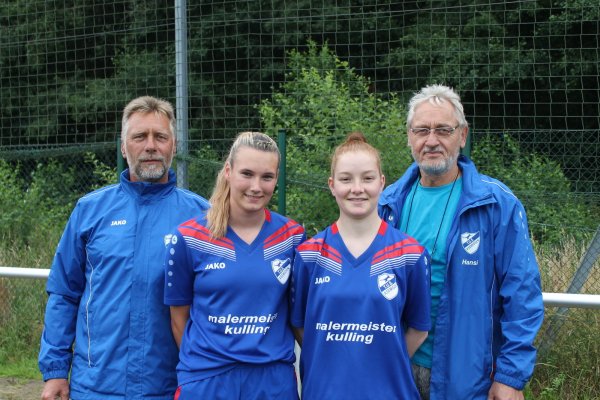 Nicht mehr im Amt: Martin Meerkötter (links), hier bei der Vorstellung der Neuzugänge im August 2016, ist nicht mehr Trainer des Frauenfußball-Landesligisten. Hans Rösner (rechts) übernimmt interimsweise. - © Archiv: Oliver König