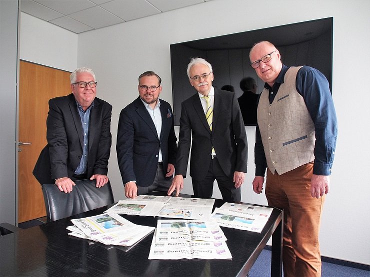 Die Zukunft im Blick: (von links) Chefredakteur Dirk Baldus sowie die LZ-Geschäftsführer Max Giesdorf, Rainer Giesdorf und Ralf Freitag versprechen gewohnte Qualität in einem neuen Format. (Hinweis: Alle Personen auf den Fotos dieser Seite wurden negativ auf Corona getestet) - © Andreas Barnekow