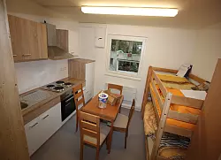 Wohnlich: Holz dominiert auch das Innere der Container. Sie brauchen nur noch ans Strom- und Kanalnetz angeschlossen zu werden. - © Stadt Lage