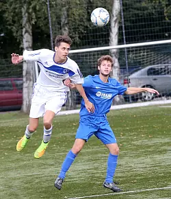 Hiddesens Simon K&ouml;llner (links) im Zweikampf mit Christopher Gr&uuml;n vom SVE Jerxen-Orbke - &copy; Paul Cohen