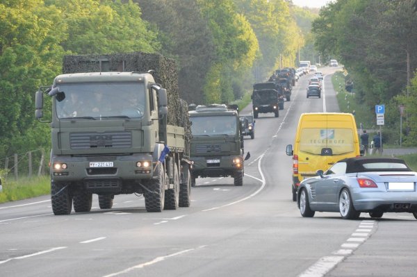 Rund 400 Fahrzeuge der Bundeswehr rollten am Montagmorgen über die A33 und die A2. - © Andreas Eickhoff