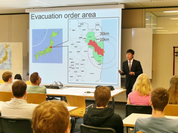 Vortrag: Als Teil einer Delegation der japanischen Partnerschule des  Felix-Fechenbach-Berufskollegs berichtet Koichi Utsugi in Detmold von  den Folgen der Flutkatastrophe in Japan im März 2011. - © Jost Wolf