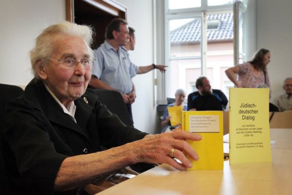 Unverbesserlich: Ursula Haverbeck sitzt im September auf der Anklagebankim Amtsgericht Detmold. Mit dabei hat sie Schriften, die belegen sollen, dass Auschwitz kein Vernichtungs-, sondern ein Arbeitslager gewesen sei. - © Archivfoto: Bernhard Preuss