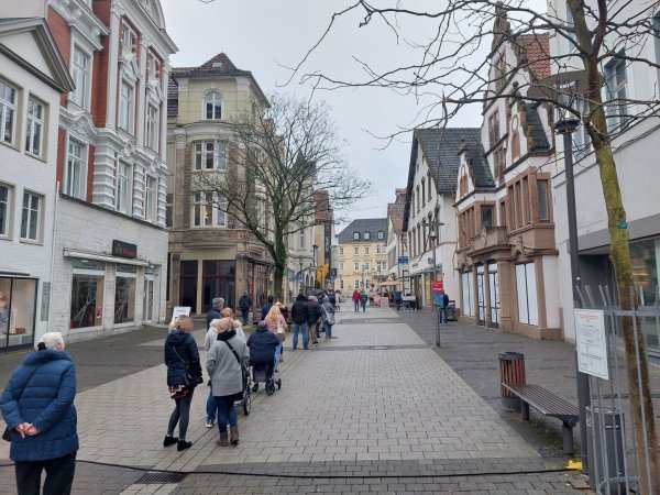 Eine Stunde nach Öffnung der Impfstelle reicht die Schlange bis zur Krummen Straße, - © Janet König