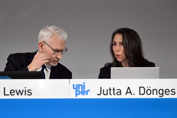 Uni-Chef Michael Lewis und Finanzchefin Jutta Dönges unterhalten sich vor der Bilanz-Pressekonferenz. - © Federico Gambarini/dpa