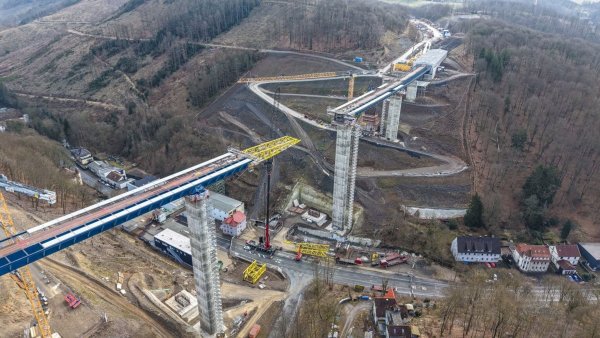 Stück für Stück nähern sich die Brückenteile. Wenige Tage vor der Stahlhochzeit fehlten noch einige Meter (Archivbild) - © Alex Talash/dpa