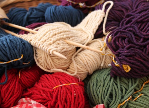 Im Verein Zeit für Solidarität in Essen haben viele fleißige Hände für einen guten Zweck gestrickt. (Symbolbild) - © picture alliance / dpa