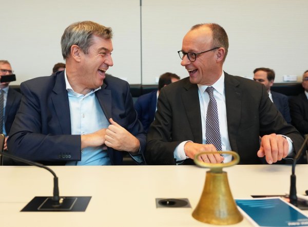 Bei der konstituierenden Sitzung der neuen Unionsfraktion präsentieren sich Wahlsieger Friedrich Merz (CDU) und CSU-Chef Markus Söder bestens gelaunt. Während die Union aufs Tempo drückt, setzt die SPD ihren eigenen Ton. - © Michael Kappeler/dpa