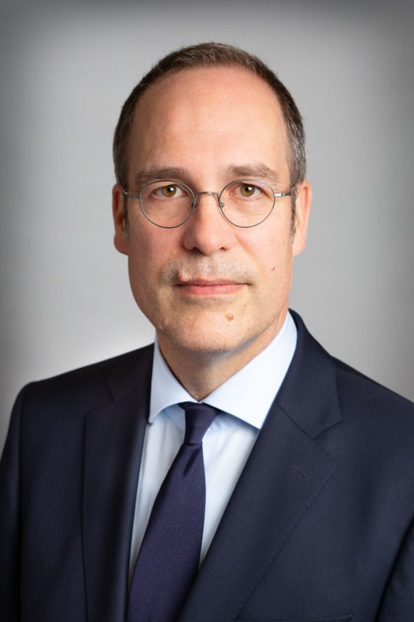 Commerzbank-Chefvolkswirt Jörg Krämer fordert nach der Bundestagswahl schnelle Impulse für die Wirtschaft. - © Commerzbank/dpa