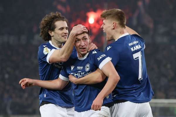 Marius Wörl (M) schoss Arminia Bielefeld mit 1:0 in Führung. - © Friso Gentsch/dpa