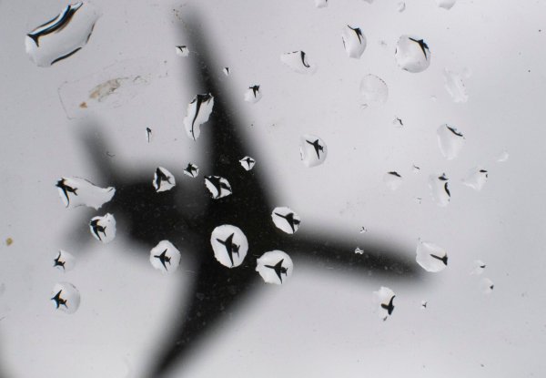 Ein Passagierflugzeug musste nach dem Start in Atlanta wegen möglichen Rauchs im Cockpit umkehren. (Symbolbild) - © Julian Stratenschulte/dpa
