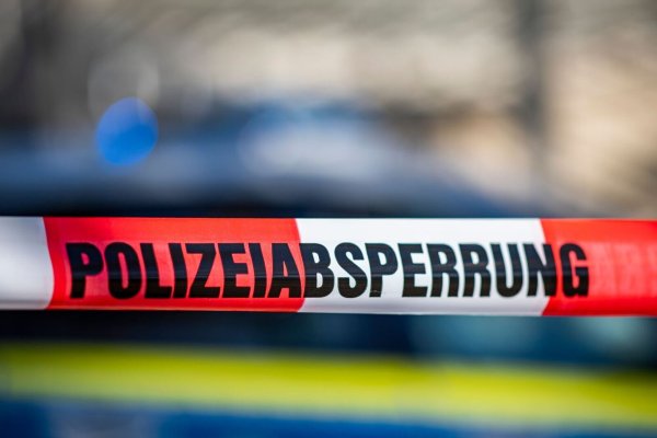 Vor über dreieinhalb Jahren stirbt ein Obdachloser gewaltsam in Hannover, später stellt sich ein 52-Jähriger - gegen ihn erhebt die Staatsanwaltschaft Hannover nun Anklage. (Symbolbild) - © David Inderlied/dpa