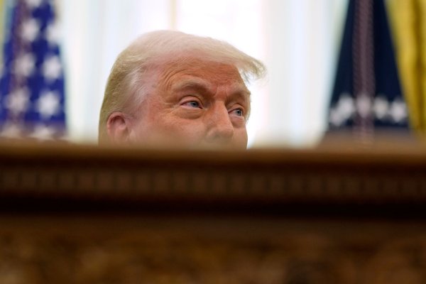 US-Präsident Donald Trump spricht zu Journalisten, nachdem er ein Dekret im Oval Office des Weißen Hauses unterzeichnet hat. (Archivbild) - © Ben Curtis/AP/dpa