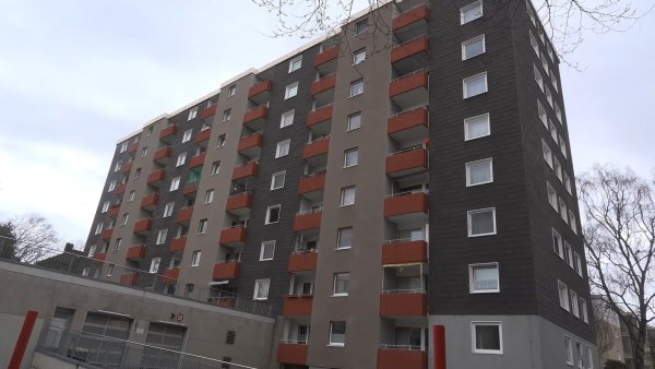 Dreimal hat es in Essen-Bochold in benachbarten Mehrfamilienhäusern gebrannt. - © Benjamin Westhoff/dpa