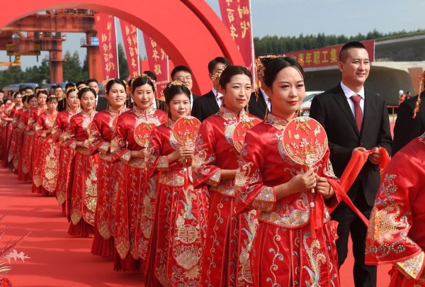 In China ist die Zahl der Eheschließungen rückläufig. Ein Unternehmen wollte seine Mitarbeiter daher zu nun ihrem Glück zwingen - doch die Behörden schritten schnell ein. (Symbolbild). - © Lu Boan/XinHua/dpa