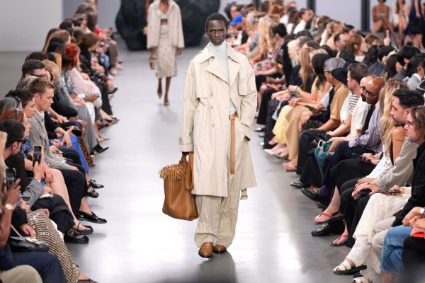 Besonders beliebt ist in diesem Jahr der Layering-Look zum Beispiel mit weiten Hosen, der bei Michael Kors Collection Frühjahr/Sommer-Kollektion 2025 im Rahmen der New York Fashion Week zu sehen war. - © Pamela Smith/AP/dpa-tmn