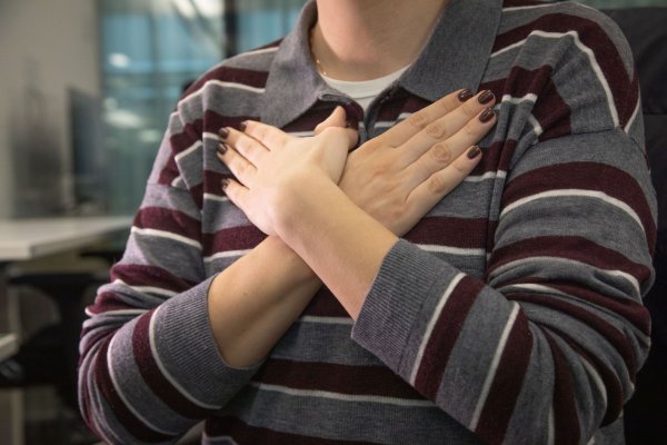 Überforderung, Angst oder emotionale Belastung? Dann kann die Selbstberuhigungsmethode «Butterfly Hug» helfen, zu entspannen. - © Christin Klose/dpa-tmn