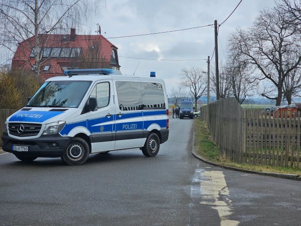 Im Vogtland sind drei Leichen gefunden worden, die Umstände sind noch unklar. - © Mike Mueller/dpa