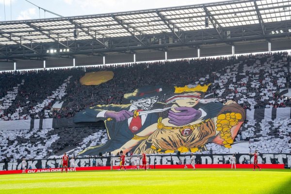 Die umstrittene Choreographie der Kölner Fanszene. - © Justin Derondeau/Eibner-Pressefoto/dpa