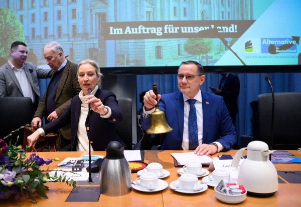 Die Fraktionschefs Alice Weidel und Tino Chrupalla eröffnen die erste AfD-Fraktionssitzung nach der Bundestagswahl. - © Bernd von Jutrczenka/dpa
