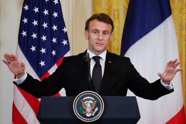 Frankreichs Staatschef Macron hält nach einem Gespräch mit US-Präsident Trump eine rasche Feuerpause in der Ukraine für möglich. - © Ludovic Marin/POOL AFP/AP/dpa