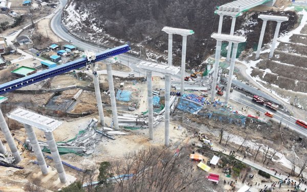 Mindestens zwei Personen bei einem Brückeneinsturz in Südkorea gestorben. - © Hong Ki-won/Yonhap via AP/dpa