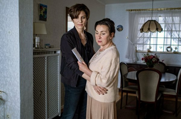 Judith (Christina Hecke, l) hat keine Ahnung, wie tief ihre Mutter Karen (Steffi Kühnert) in den Fall Camille Bartell verwickelt ist. - © Manuela Meyer/ZDF/ARTE/dpa