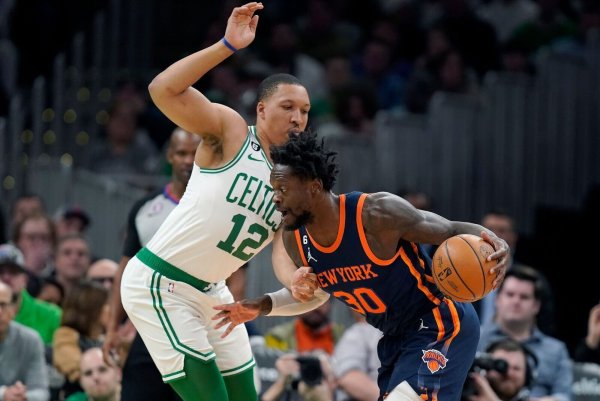 Grant Williams (l) musste sich mit den Celtics den New York Knicks mit Julius Randle geschlagen geben. - © Steven Senne/AP/dpa