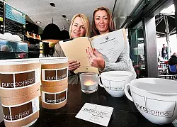 Alyona Liman (r.) und Fachanw&auml;ltin Julia Mamerow. - &copy; FOTO: ANDREAS ZOBE