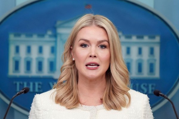Die Sprecherin des Weißen Hauses, Karoline Leavitt, äußert sich zu Kontakten der US-Regierung mit der Hamas (Archivbild). - © Jacquelyn Martin/AP/dpa