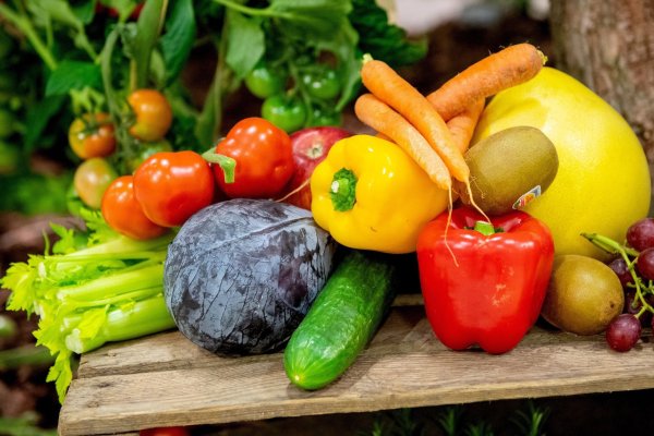 Veganer sollten auf eine carotinhaltige Ernährung achten, zum Beispiel mit Möhren, Tomaten, Spinat und Paprika. - © Zacharie Scheurer/dpa-tmn